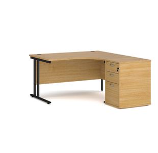 Maestro 25 right hand ergonomic desk 1400mm with black cantilever frame and desk high pedestal - oak