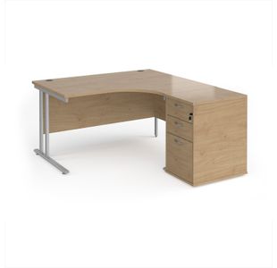 Maestro 25 right hand ergonomic desk 1400mm with silver cantilever frame and desk high pedestal - Kendal Oak