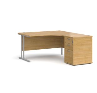 Maestro 25 right hand ergonomic desk 1400mm with silver cantilever frame and desk high pedestal - oak